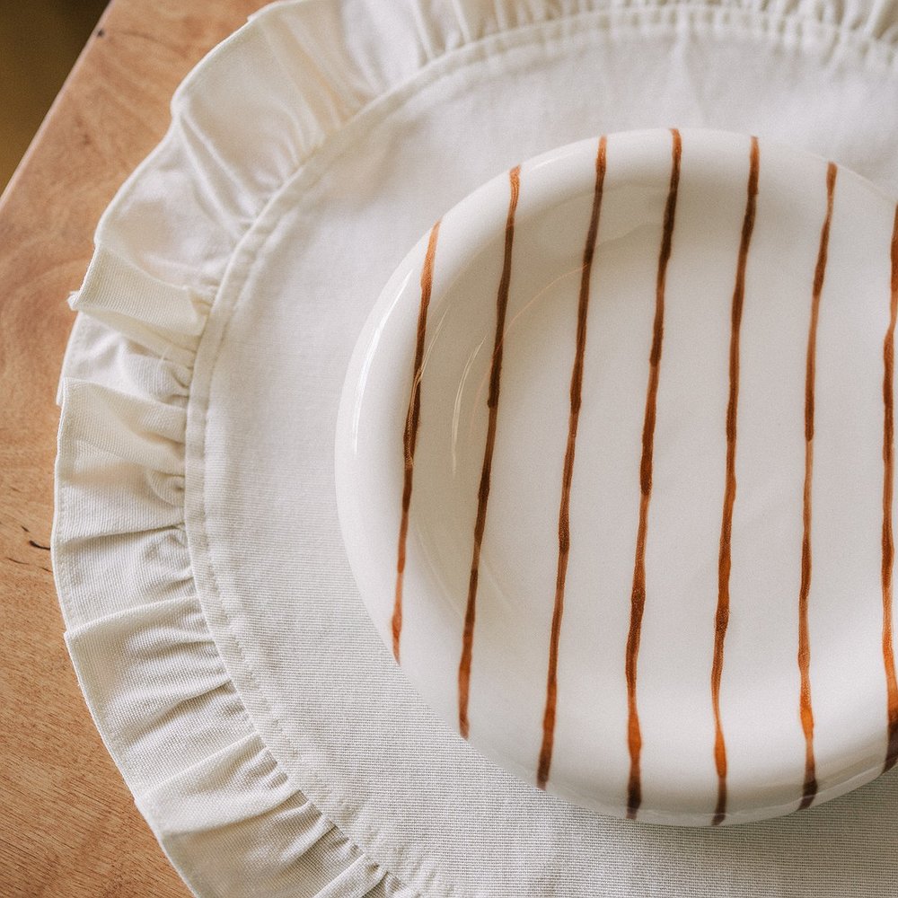 Тарелка‑бублик в полоску