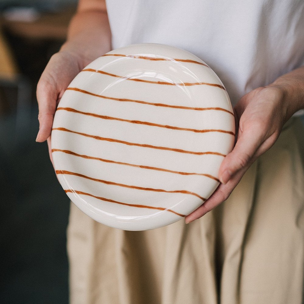 Тарелка‑бублик в полоску