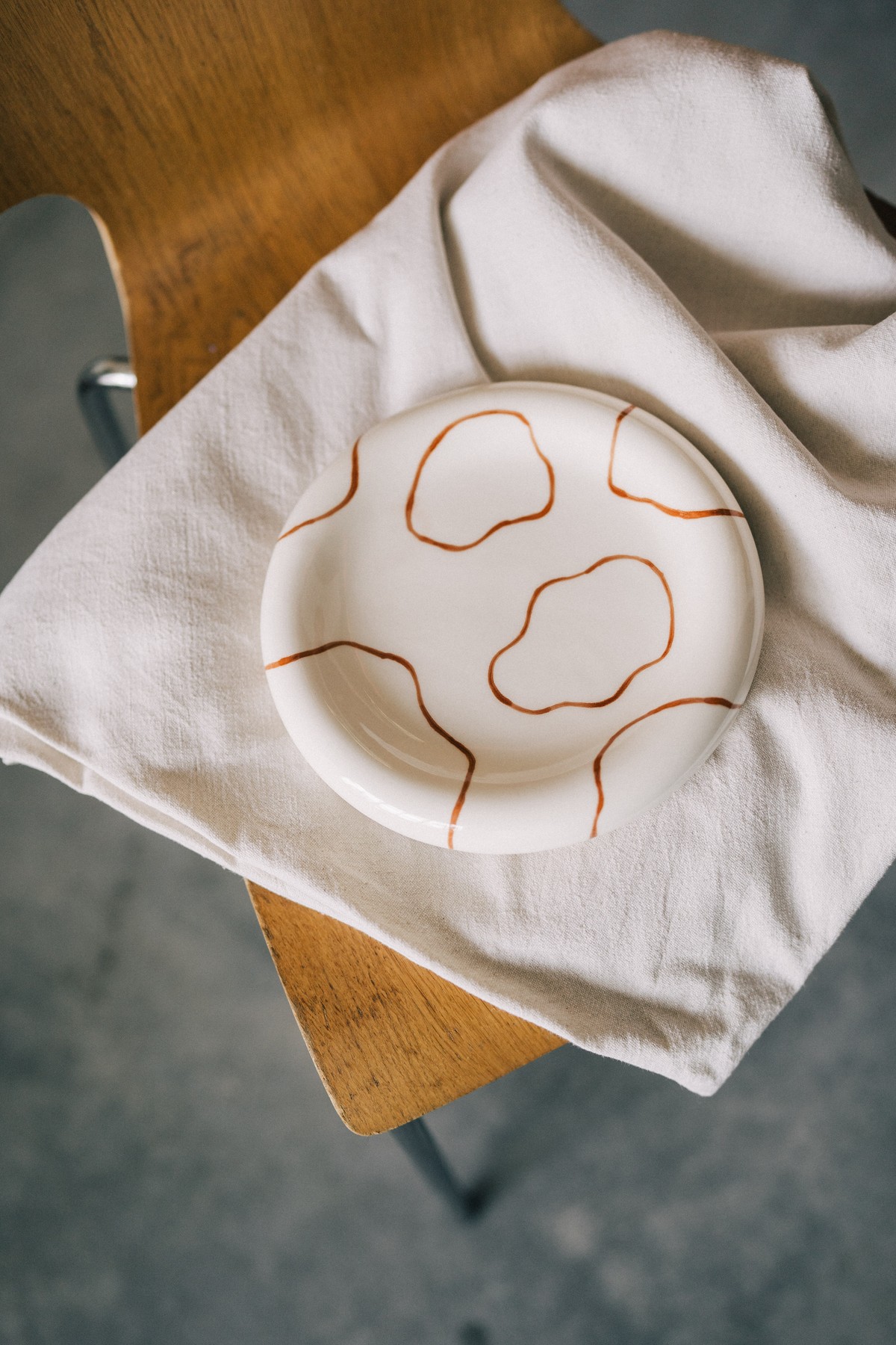 Тарелка‑бублик с линиями