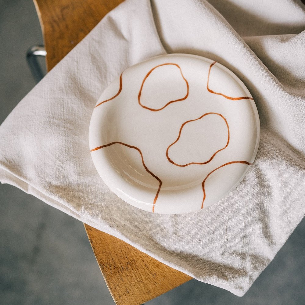 Тарелка‑бублик с линиями