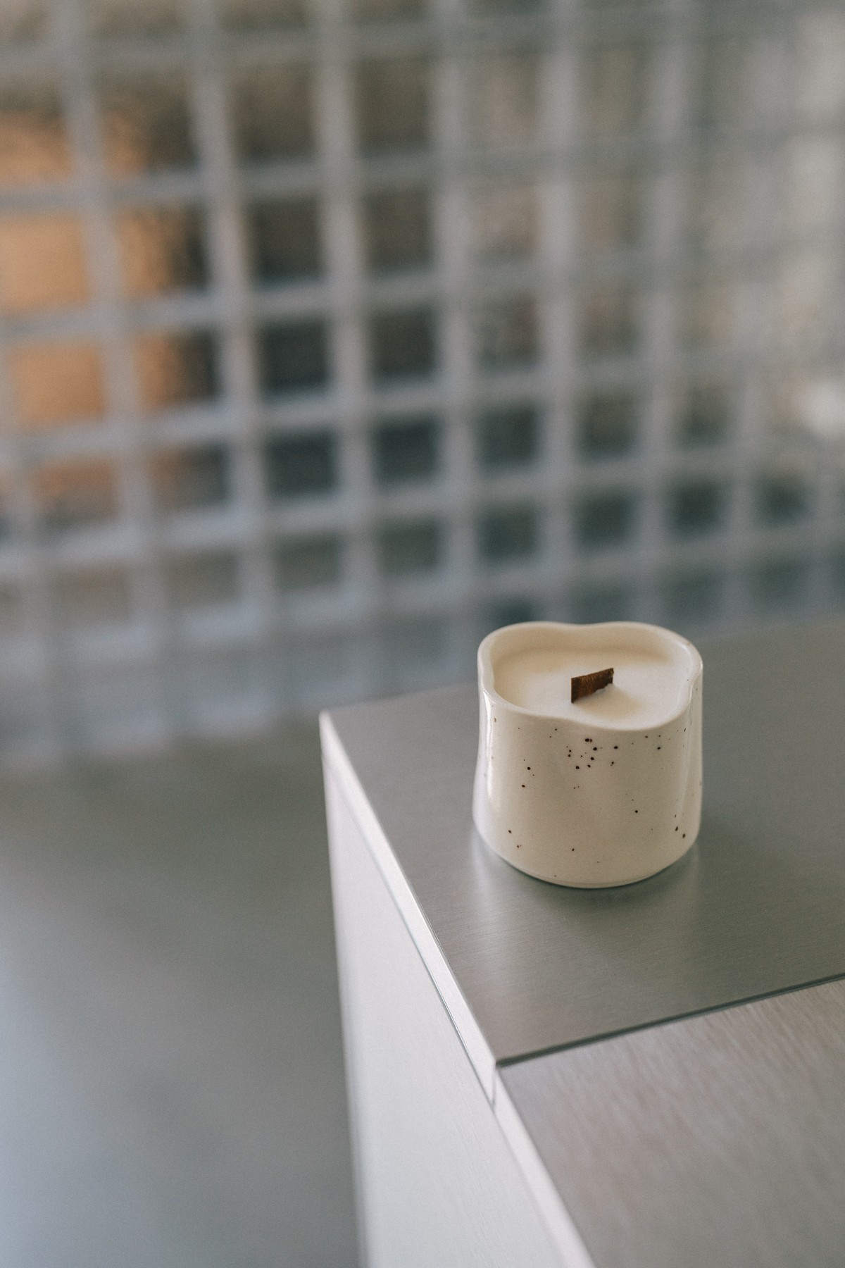 Свеча в мятом стакане