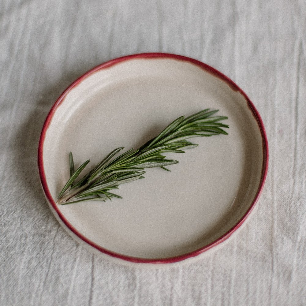 блюдце с кантом бургундия