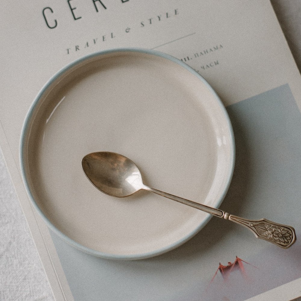 Блюдце с голубым кантом