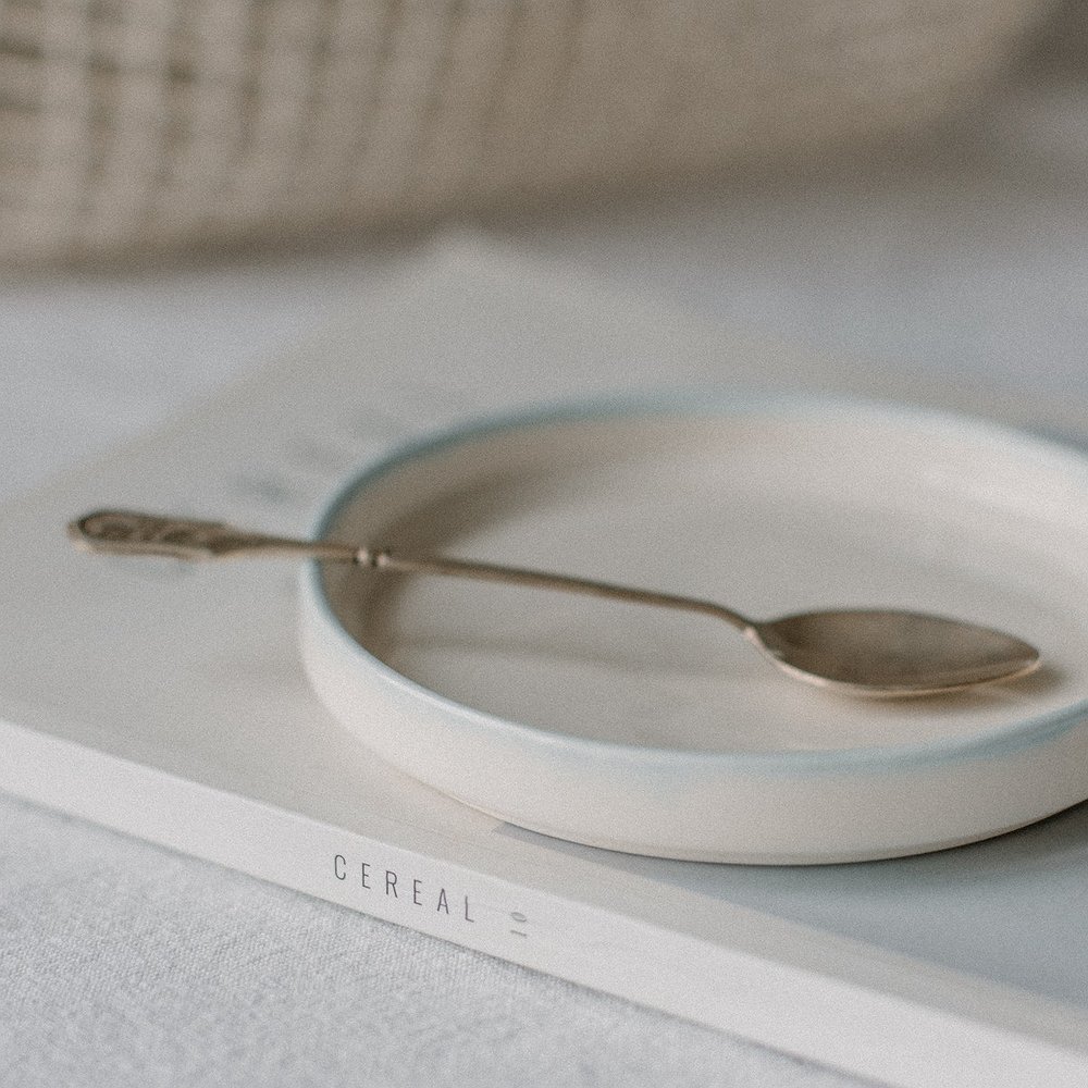 Блюдце с голубым кантом