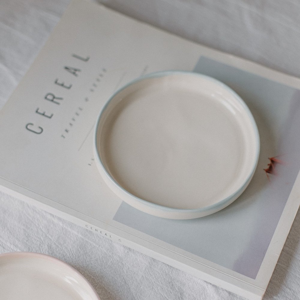 Блюдце с голубым кантом