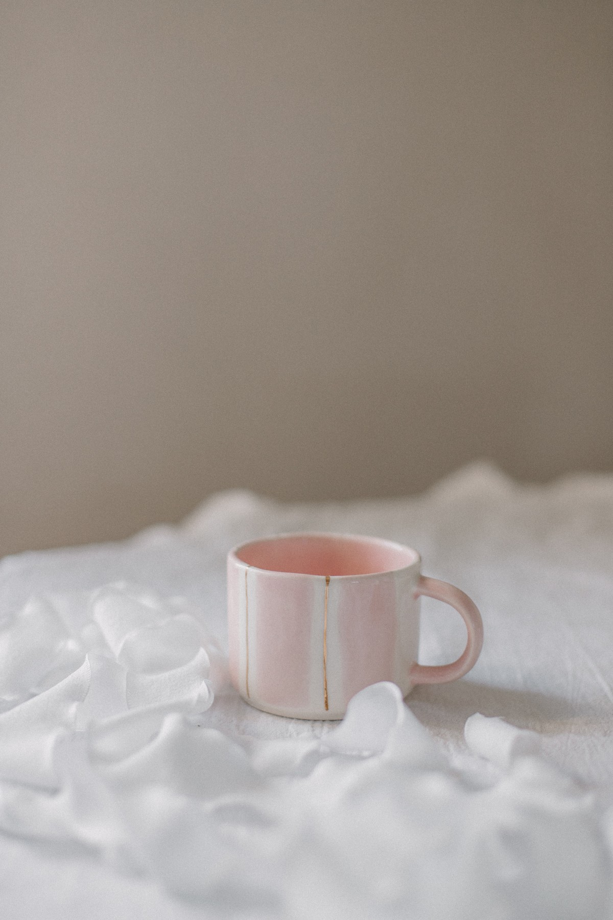 Кружка розовая с золотом